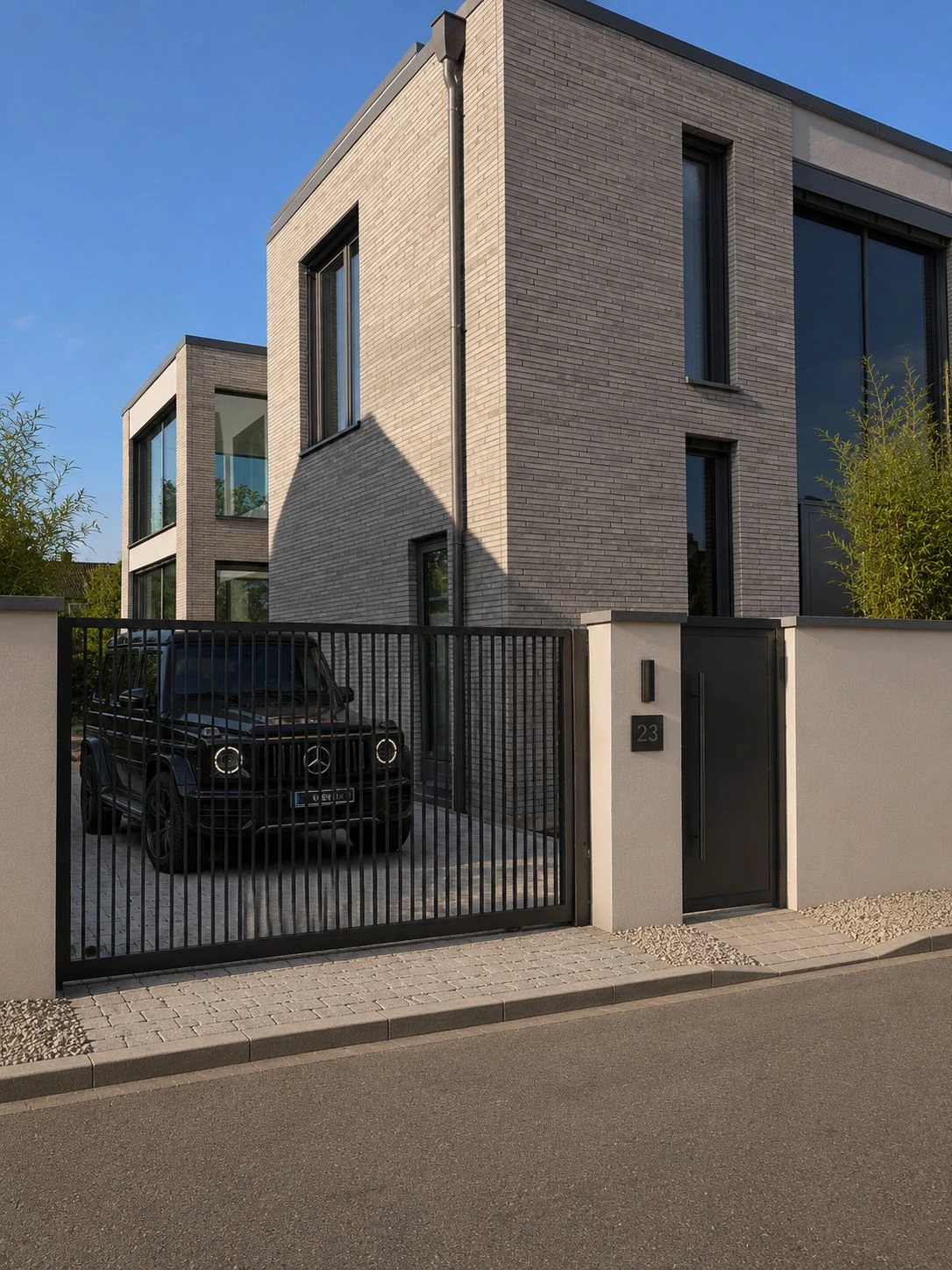 Seitliche Ansicht des Hauses mit Einfahrt