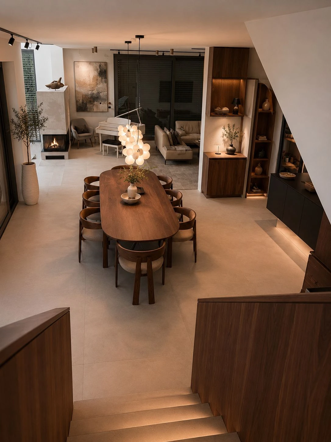Essbereich mit Blick in das Wohnzimmer
